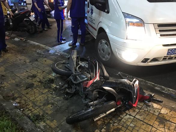 Nóng: Camry húc hàng loạt xe máy ở ngã tư Sài Gòn, người bị thương nằm la liệt-7