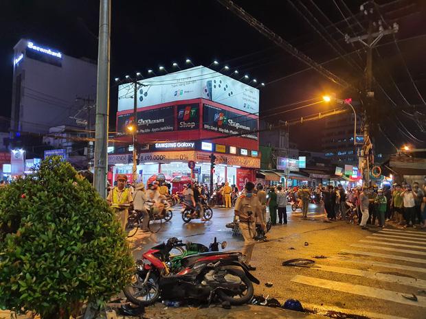 Nóng: Camry húc hàng loạt xe máy ở ngã tư Sài Gòn, người bị thương nằm la liệt-3