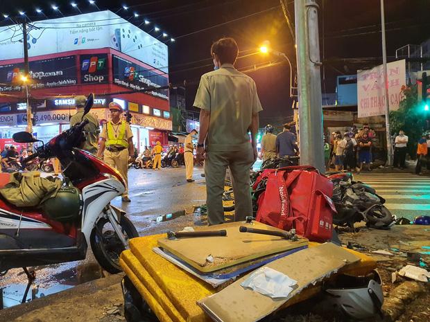 Nóng: Camry húc hàng loạt xe máy ở ngã tư Sài Gòn, người bị thương nằm la liệt-1