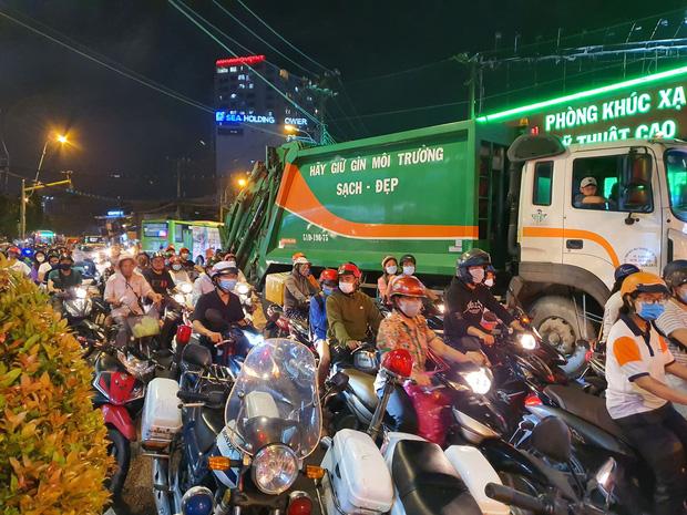 Nóng: Camry húc hàng loạt xe máy ở ngã tư Sài Gòn, người bị thương nằm la liệt-10