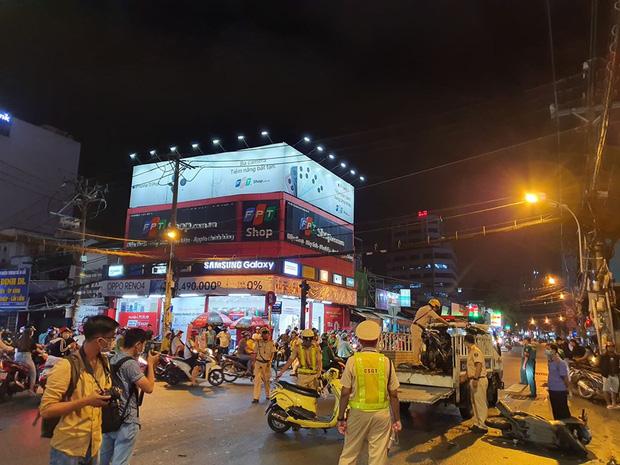 Nóng: Camry húc hàng loạt xe máy ở ngã tư Sài Gòn, người bị thương nằm la liệt-9