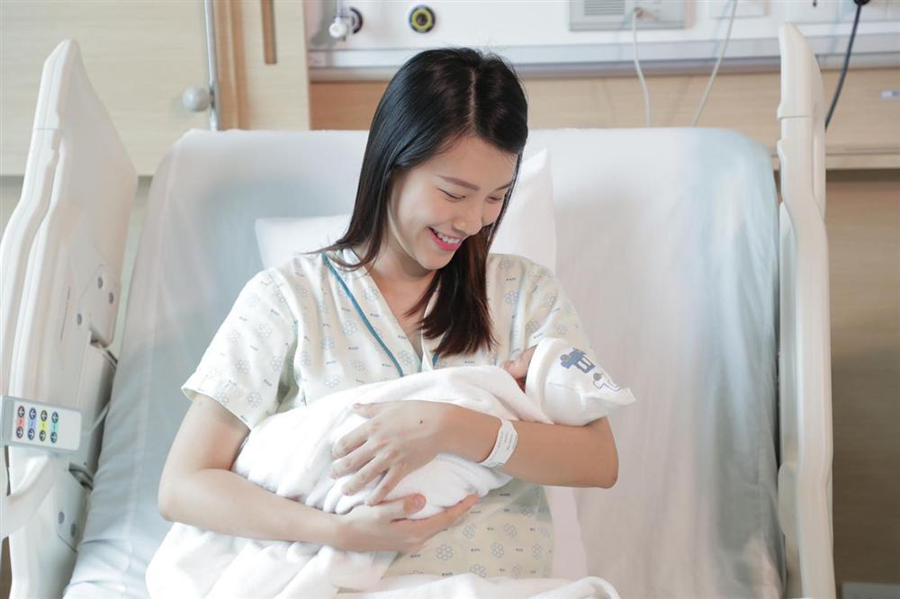 MC Hoàng Oanh gây xúc động với câu chuyện vượt cạn không có mặt chồng-2