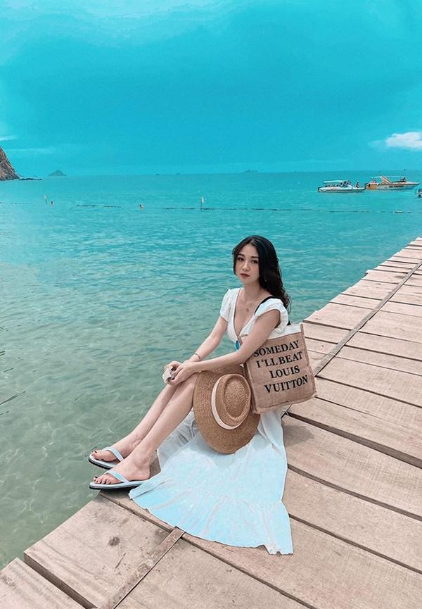 Sở hữu khuôn mặt khả ái và thân hình nóng bỏng. Cô có một lượng fan nhất định sau khi tham gia các phim truyền hình do VTV sản xuất.