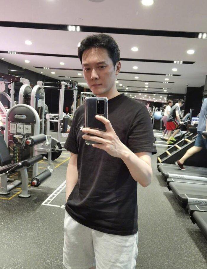 Phùng Thiệu Phong đáp trả dư luận sau khi lộ ảnh bụng phệ, già nua-7