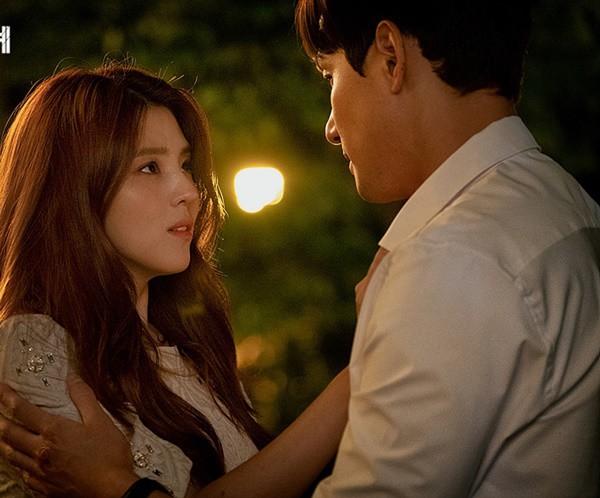 Người đàn ông lạ lái xe sang rời đi, vào nhà tôi điếng người khi nhìn áo vợ mình-2