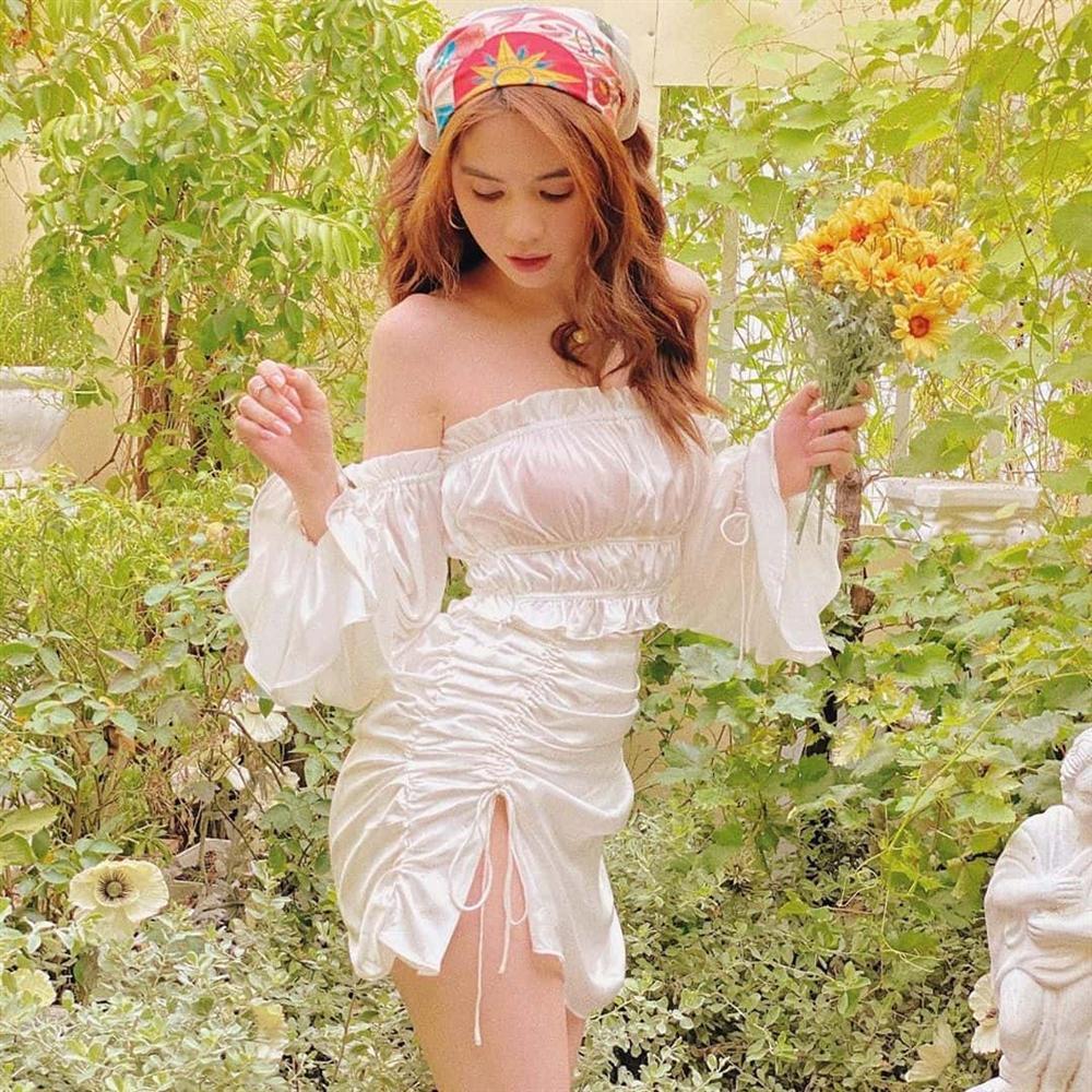 Ngọc Trinh - Mai Phương Thúy khoe outfit xẻ đùi sexy chiếm spotlight đường phố-2