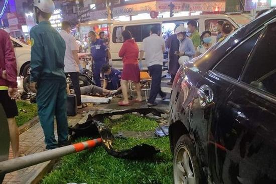Camry húc hàng loạt xe máy, 10 người nhập viện: Nữ tài xế nhấn nhầm chân ga