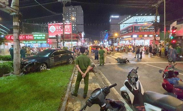 Camry húc hàng loạt xe máy, 10 người nhập viện: Nữ tài xế nhấn nhầm chân ga-1