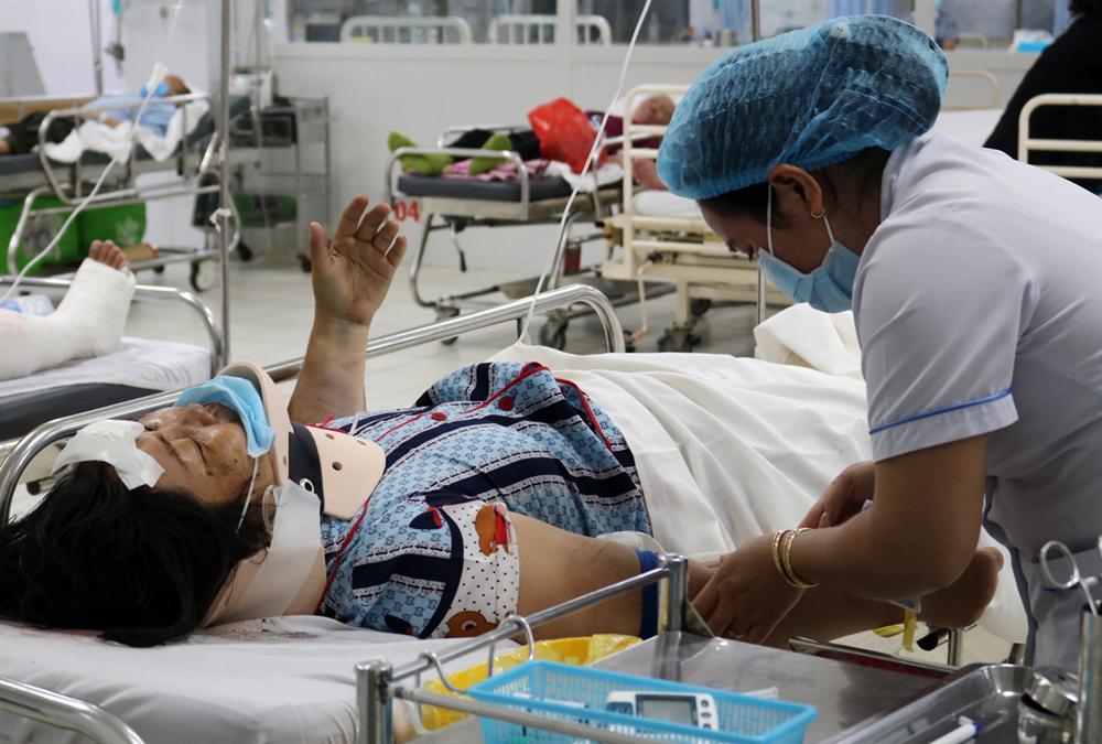 Camry húc hàng loạt xe máy, 10 người nhập viện: Nữ tài xế nhấn nhầm chân ga-2