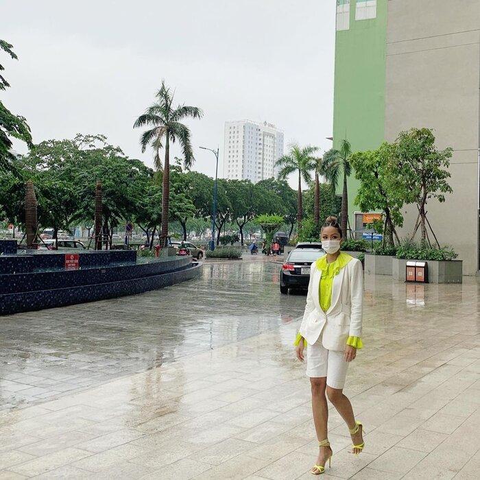 SAO MẶC XẤU: Giữa mùa hè, Phượng Chanel quàng khăn len - Hà Hồ diện đầm cồng kềnh-6