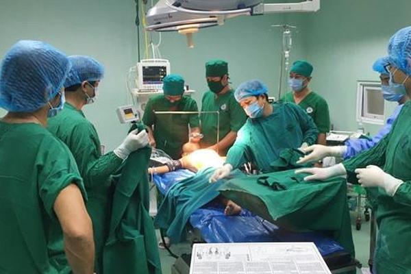 Sợ hãi búi tóc nặng 1kg lấy ra từ dạ dày bé gái 11 tuổi ở Nghệ An-1