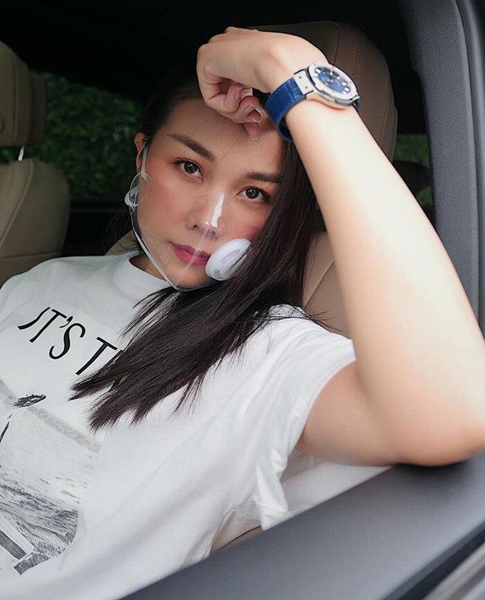 Sao Việt thích thú khẩu trang nhựa trong suốt cực kỳ thời trang mùa dịch Covid-1