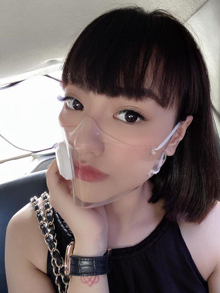 Sao Việt thích thú khẩu trang nhựa trong suốt cực kỳ thời trang mùa dịch Covid-4