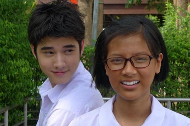 Mario Maurer: Diễn viên sinh năm 1988 đảm nhận vai chính Shone - anh chàng đẹp trai, thư sinh, là người mà Nam thầm thương trộm nhớ. Sau thành công của "A Little Thing Called Love", tên tuổi của nam diễn viên trở nên đình đám. Anh giành giải Nam diễn viên xuất sắc trong các liên hoan phim ở xứ sở chùa Vàng. Trên mạng xã hội, tài tử có lượng người hâm mộ đông đảo hàng đầu Thái Lan.