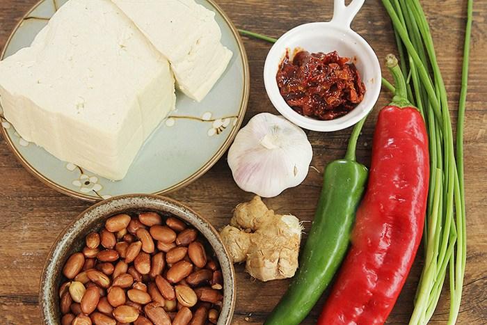 Nhà chỉ còn đậu và lạc, vợ đem nấu chung lại được món ngon không ngờ-1