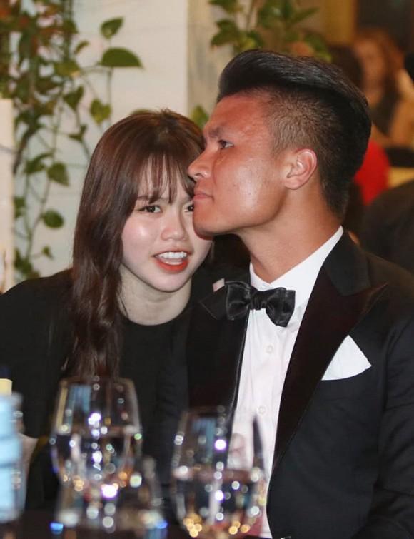 Cùng đăng status nhưng quan điểm đối lập, tình mới Quang Hải bị nghi đá xéo Nhật Lê-1