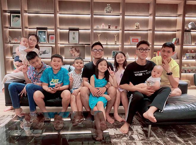 Nội thất căn hộ được thiết kế theo phong cách trẻ trung hiện đại. Vị trí trang trọng nhất trong phòng khách dành để trưng bày các giải thưởng MC Thành Trung từng nhận được và những khoảnh khắc đáng nhớ của 2 cậu con trai.