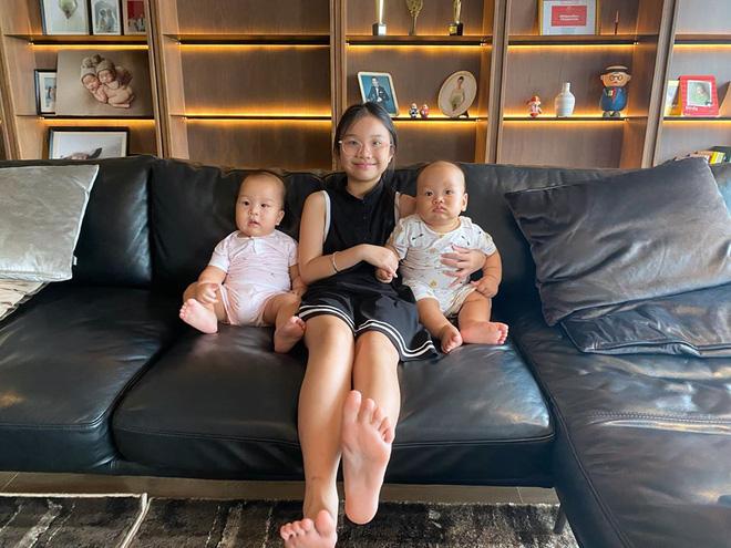 Bé Zon (con gái riêng của Thành Trung và vợ cũ) cũng đã đến thăm nhà mới của bố.