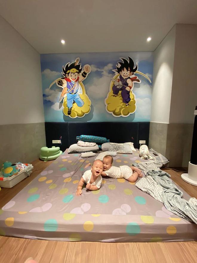 Phòng chơi treo ảnh của các nhân vật hoạt hình được sử dụng để đặt tên cho Goku và Daino.