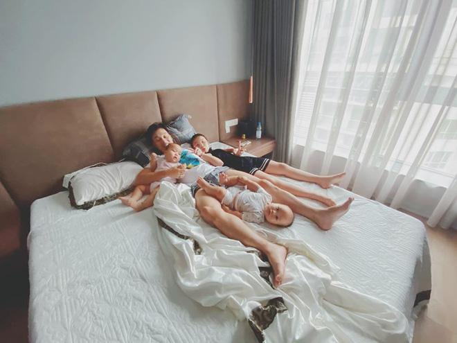 Thành Trung hạnh phúc chơi đùa với 3 con trong căn nhà mới tậu.