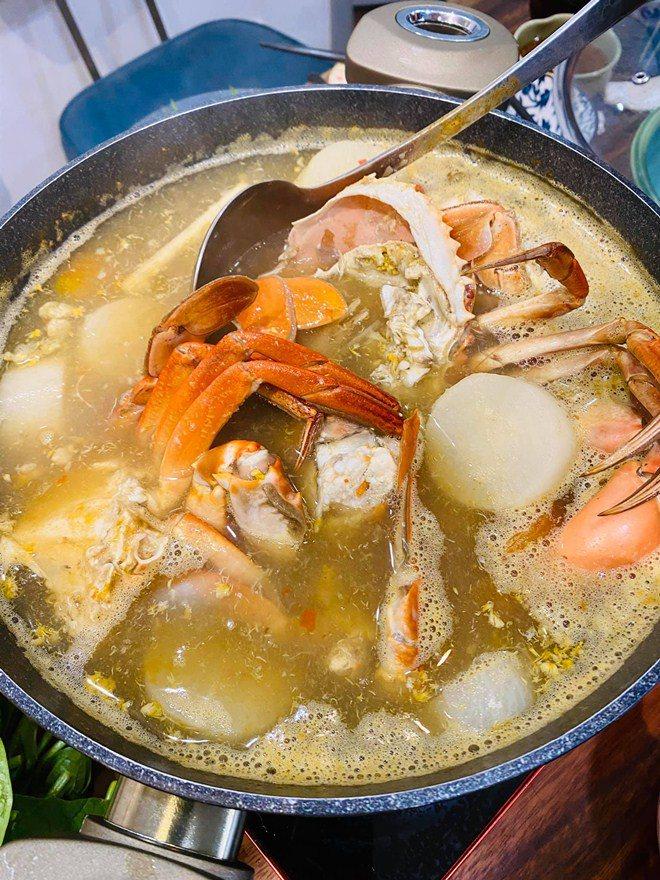 Được người tình chân dài làm món tủ, Kỳ Duyên nức nở khen ngon nhất Sài Gòn-3