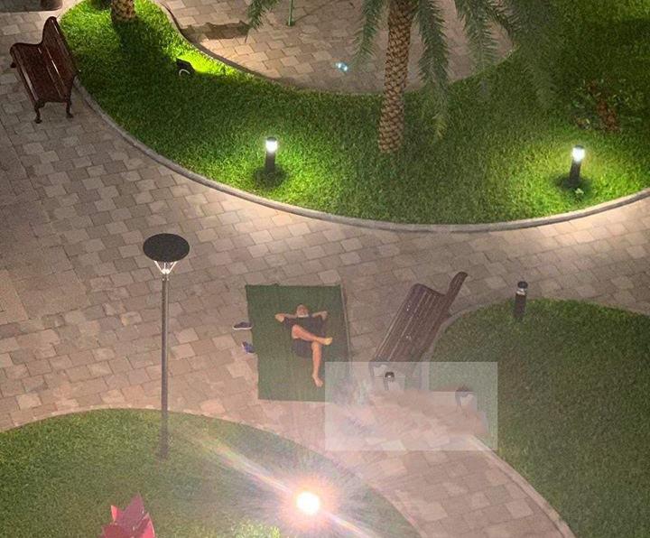 Tâm đắc tuyệt chiêu trị chồng hay dỗi, vợ ngẩn tò te nhìn người nằm dưới đường-1