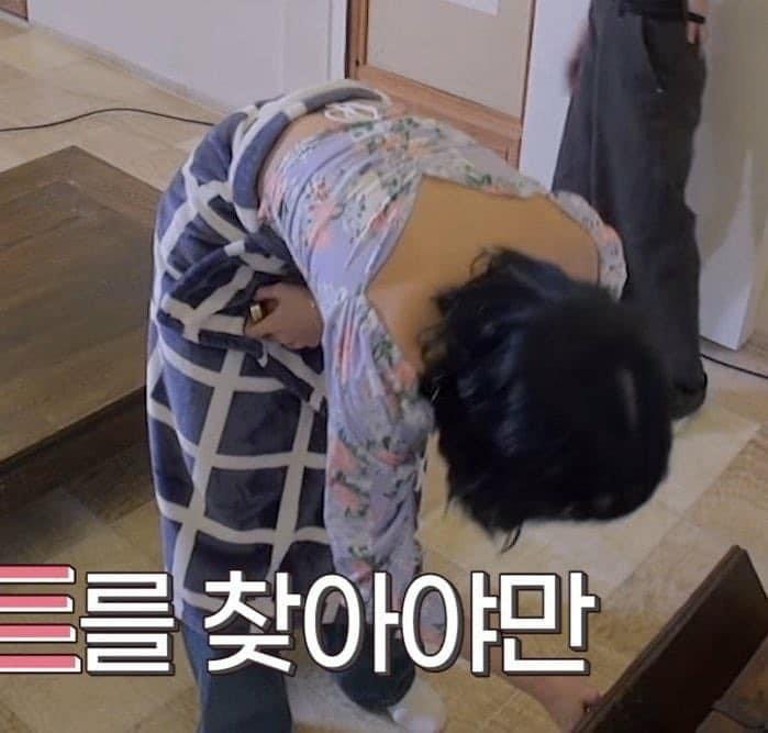 Phục Lisa sát đất: Cố tình mặc ngược crop top, kín đáo hơn nhưng vẫn xinh hết nấc-3