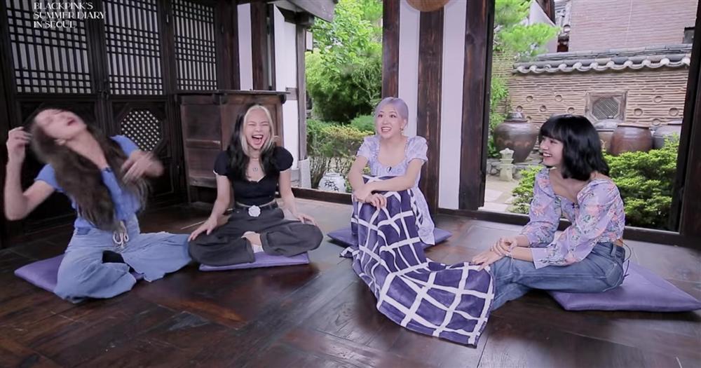 Phục Lisa sát đất: Cố tình mặc ngược crop top, kín đáo hơn nhưng vẫn xinh hết nấc-4