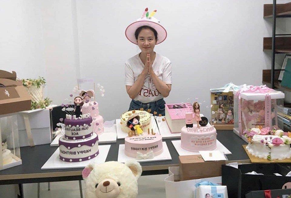 Mới đây, nữ diễn viên Song Ji Hyo chia sẻ loạt ảnh bên bánh gato, hoa và quà từ các fans gửi tới trong ngày sinh nhật. 