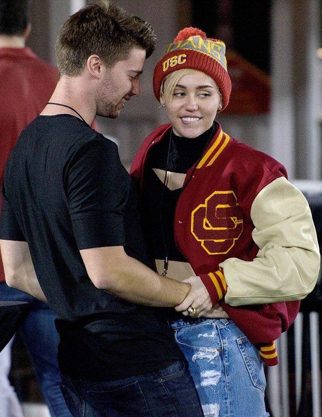 Miley Cyrus - ca sĩ có sở thích yêu ngắn ngủi, tình trường phức tạp-11