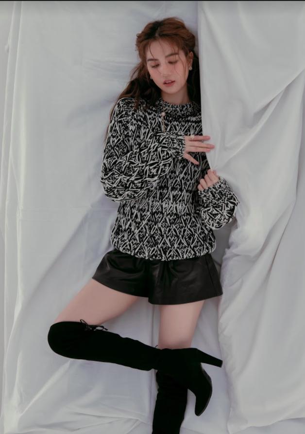 Đang hè lại mặc đồ đông, Ngọc Trinh bị phát hiện sao chép phong cách của Song Hye Kyo-2