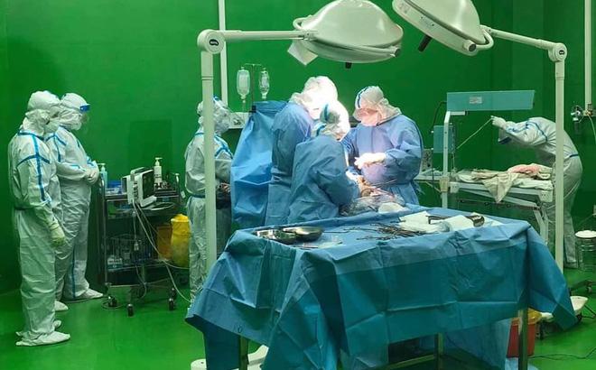 Mổ bắt con thành công cho thai phụ mắc Covid-19 tại bệnh viện dã chiến Hòa Vang - Đà Nẵng-1