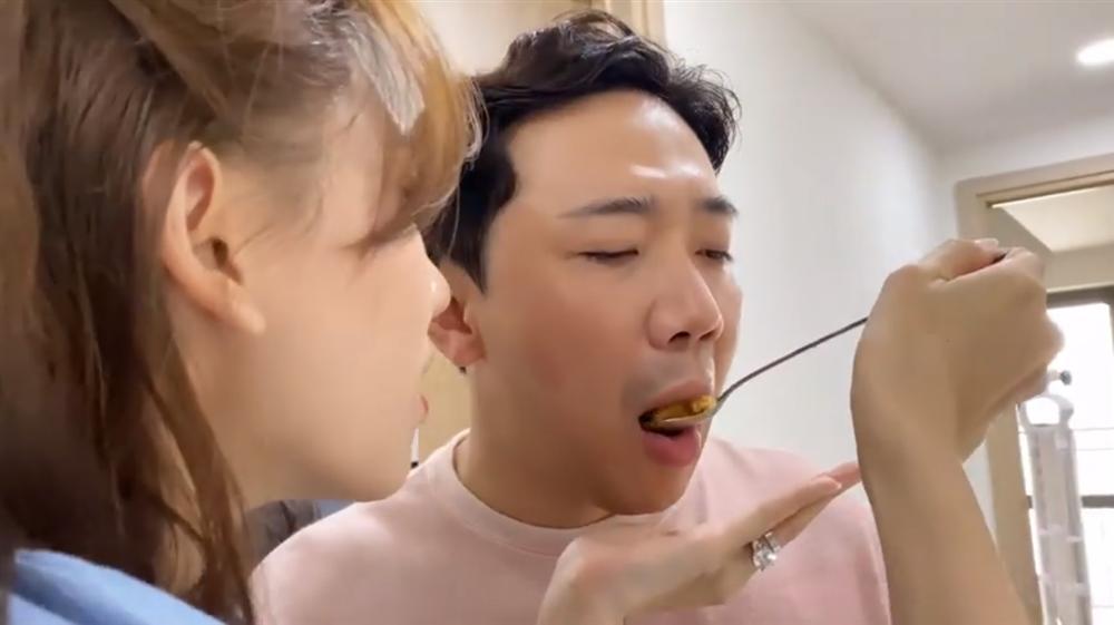 Vợ đoảng Hari Won khiến Trấn Thành trố mắt vì nấu ăn ngon bất ngờ-1