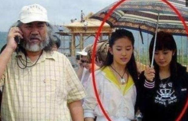 14 năm trước Dương Mịch cầm ô phục vụ Lưu Diệc Phi, chẳng ngờ giờ là mỹ nhân hạng A hot hơn cả nữ chính ngày ấy-2