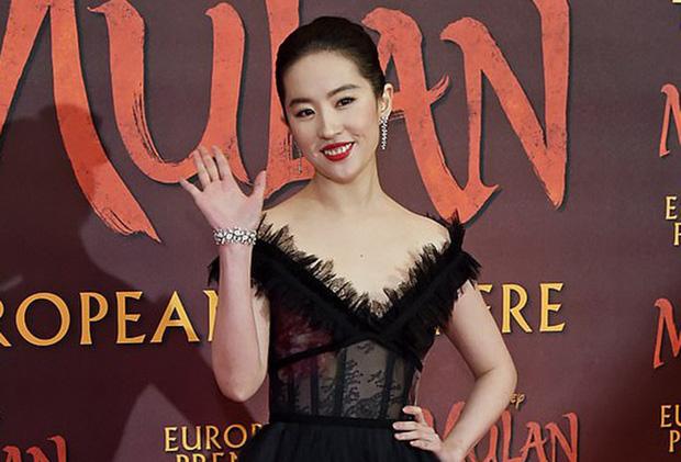 14 năm trước Dương Mịch cầm ô phục vụ Lưu Diệc Phi, chẳng ngờ giờ là mỹ nhân hạng A hot hơn cả nữ chính ngày ấy-5