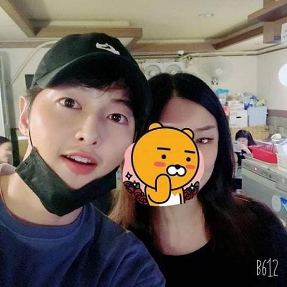 Song Joong Ki xuất hiện với gái lạ sau khi anh trai ám chỉ nam diễn viên ly hôn vì vấn đề con cái-1