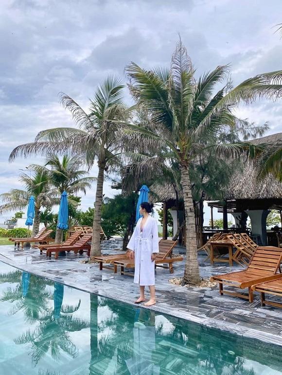 Lâu lâu Hoa hậu Kỳ Duyên mới đăng ảnh diện bikini, dân tình đổ dồn sự chú ý vào vòng một nóng bỏng-2