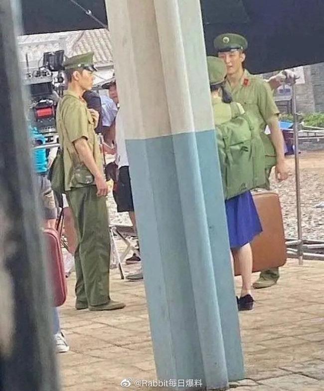 Tiêu Chiến - Hoàng Cảnh Du đóng phim chung, mặc cảnh phục cực ngầu nhưng lại lộ thân hình gầy gò-1