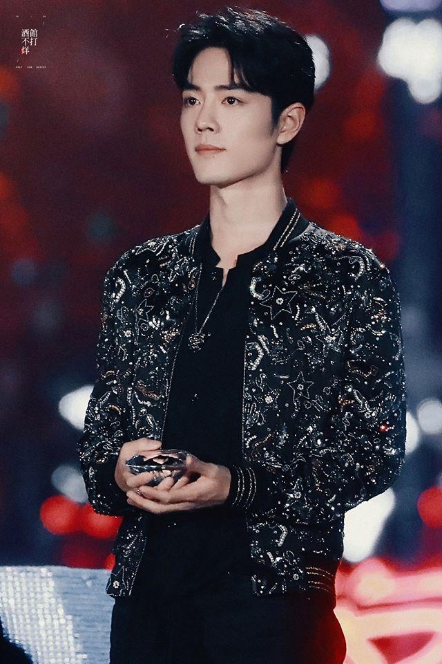 Tiêu Chiến - Hoàng Cảnh Du đóng phim chung, mặc cảnh phục cực ngầu nhưng lại lộ thân hình gầy gò-3