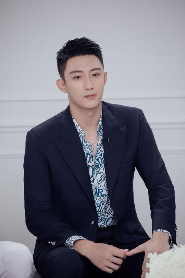 Tiêu Chiến - Hoàng Cảnh Du đóng phim chung, mặc cảnh phục cực ngầu nhưng lại lộ thân hình gầy gò-4