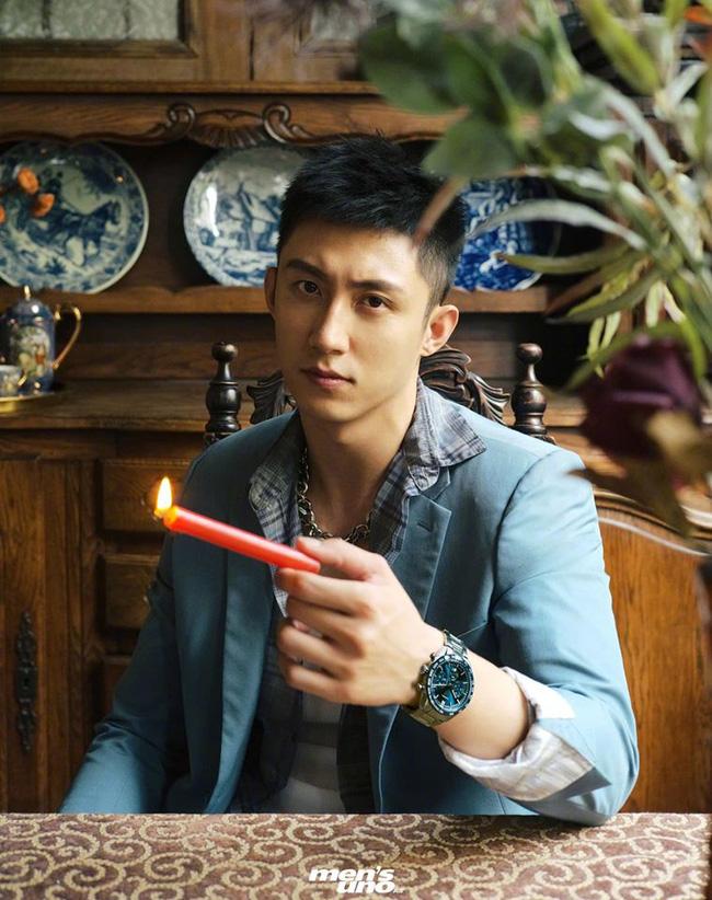 Tiêu Chiến - Hoàng Cảnh Du đóng phim chung, mặc cảnh phục cực ngầu nhưng lại lộ thân hình gầy gò-5