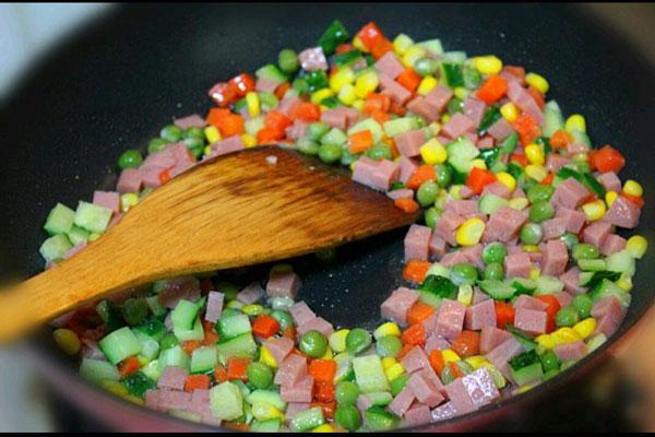 Nắm được những mẹo này, món cơm chiên của bạn chắc chắn sẽ ngon không thua đầu bếp xịn nấu-5