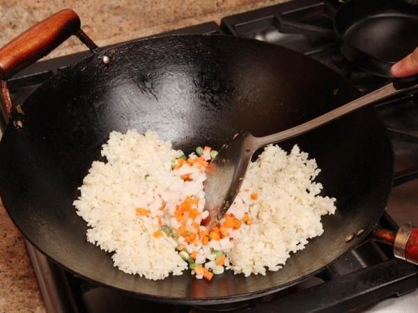 Nắm được những mẹo này, món cơm chiên của bạn chắc chắn sẽ ngon không thua đầu bếp xịn nấu-7