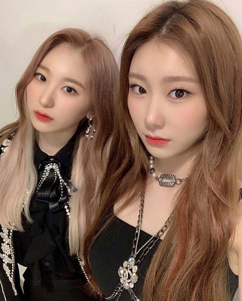 Hai chị em Chaeyeon (IZ*ONE) và Chaeryeong (ITZY) đăng tải ảnh chụp chung tại hậu trường lễ trao giải SOBA 2020. Được biết cả hai là chị em ruột hơn kém nhau 1 tuổi và trực thuộc 2 nhóm nhạc nữ hot nhất hiện nay.