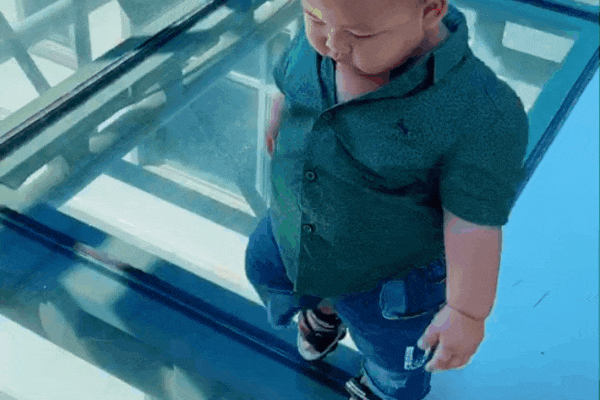 Clip giải cứu bé trai khỏi nỗi sợ hãi hút 18 triệu view trên Tiktok