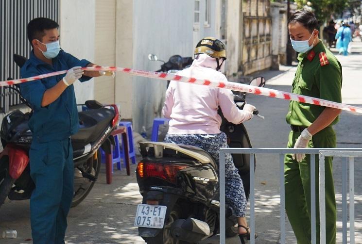 Nữ công an nhiễm Covid-19 ở Đà Nẵng từng trực chốt bệnh viện dã chiến-1