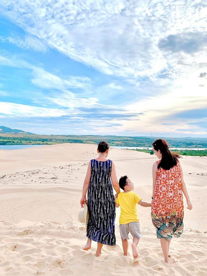 Nhan sắc U60 mẹ ruột Ly Kute trẻ trung khác nào chị em với con gái-2