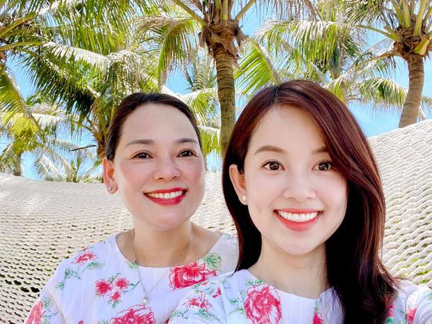 Nhan sắc U60 mẹ ruột Ly Kute trẻ trung khác nào chị em với con gái-4