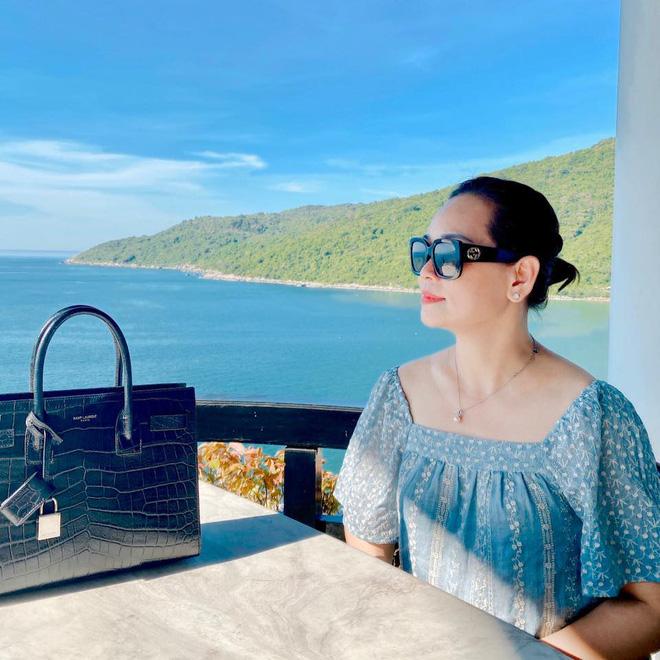 Nhan sắc U60 mẹ ruột Ly Kute trẻ trung khác nào chị em với con gái-5