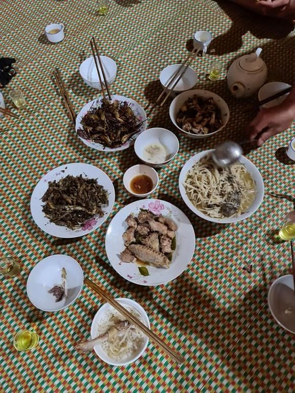 Khoe tiệc tân gia toàn đặc sản, cô dâu Cao Bằng tiết lộ mình bị chửi rủa suốt 2 năm-1